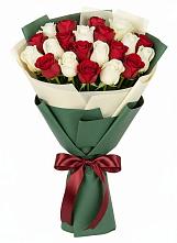 Букет Микс из красных и белых роз в Новолотошино