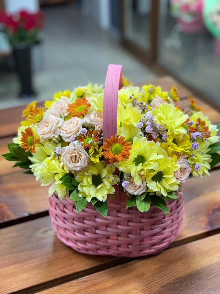 Цветочная композиция из Хризантемы и Розы в корзине в Новолотошино